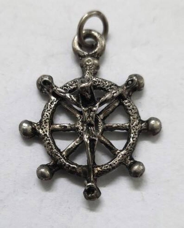 Unieke verzilverde 3D hanger – Crucifix op Scheepsstuur Roer