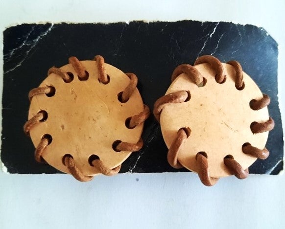Unieke vintage houten Clip-oorbellen met leren veter