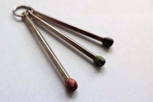 Unieke vintage zilveren hanger met drie kleurrijke lucifers