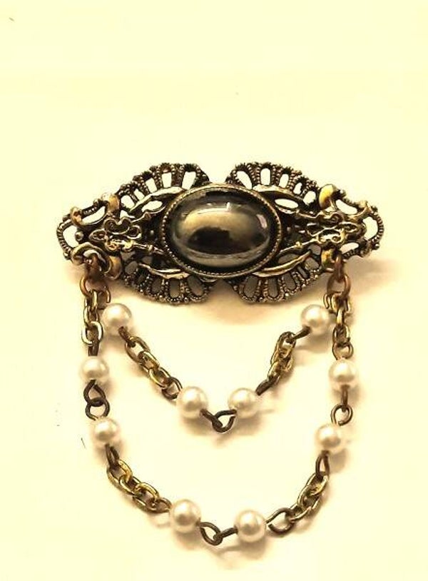 Victoriaanse Barok broche met Hematiet-look en Parelkettinkjes