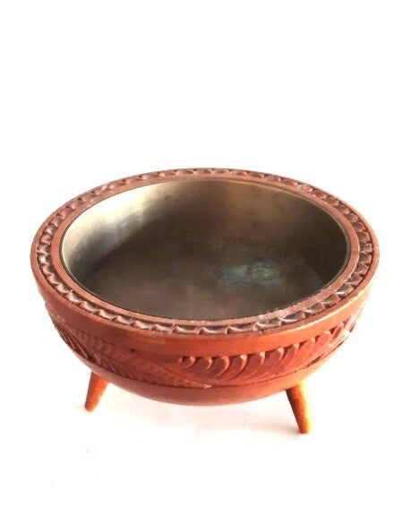 Vintage handgesneden houten schaaltje met messing binnenbakje