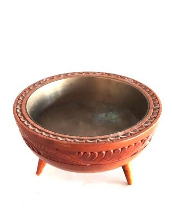 Vintage handgesneden houten schaaltje met messing binnenbakje