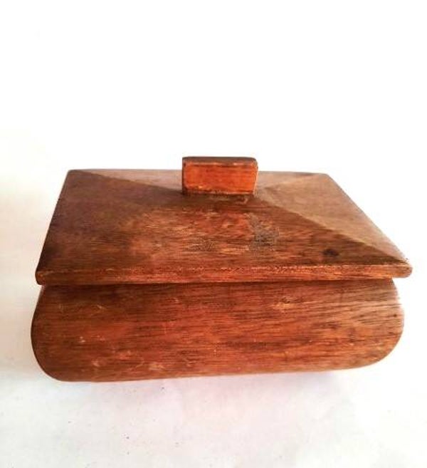 Vintage houten kistje met bolle zijkanten