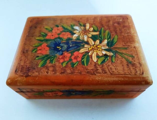 Vintage houten kistje met edelweiss, alpenbloemen