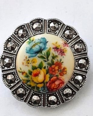 Vintage sjaalclip, bloemen en markasieten look