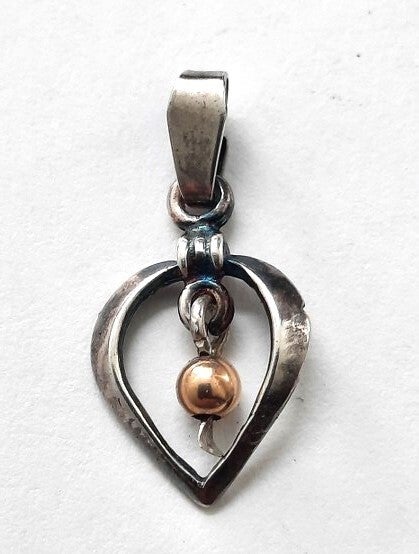 Vintage zilveren hangertje open hartje met gouden bolletje