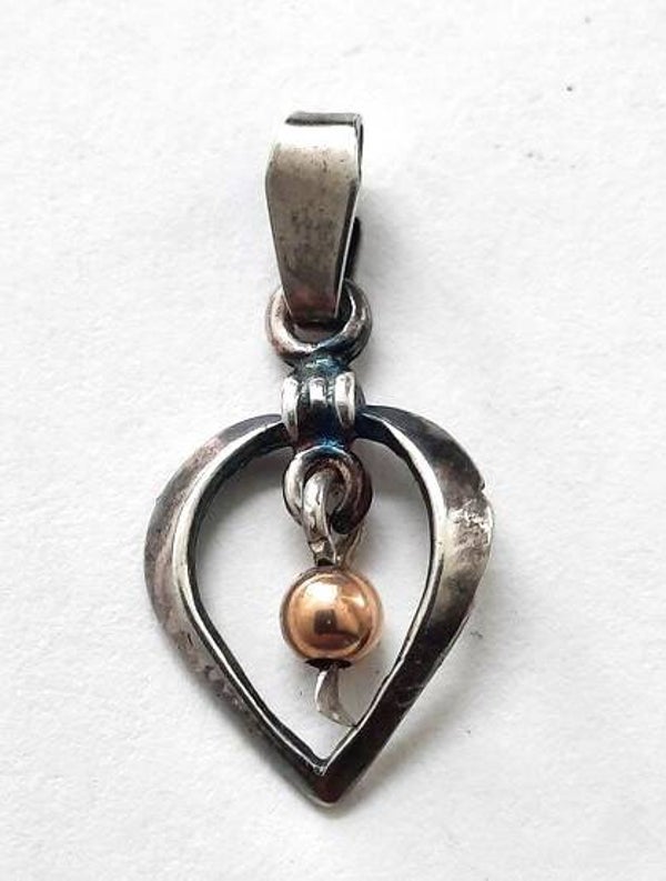 Vintage zilveren hangertje open hartje met gouden bolletje