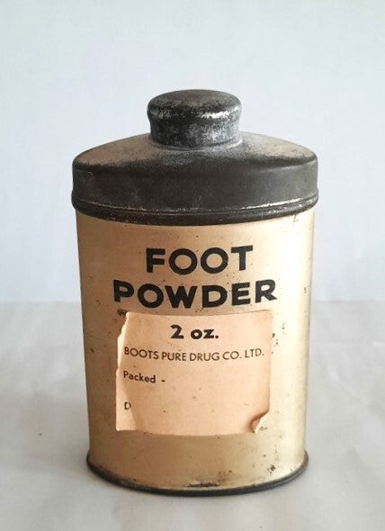 WOII Brits Militair Voetpoeder Blikje Boots Pure Drug Co – Uniek!