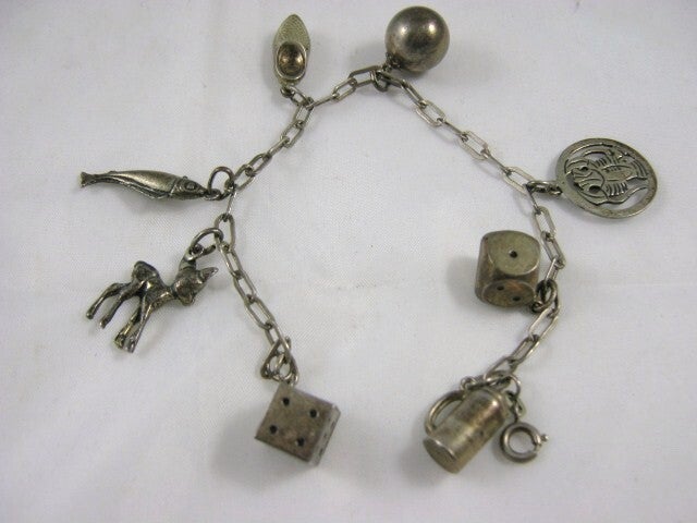 Zilveren bedelarmband met o.a. 2 dobbelstenen, 835