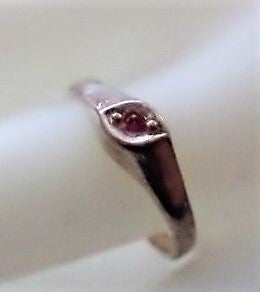 Zilveren ring met rood steentje