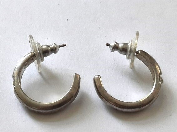 Zilverkleurige halve creolen met kristal. Tijdloos & Elegant