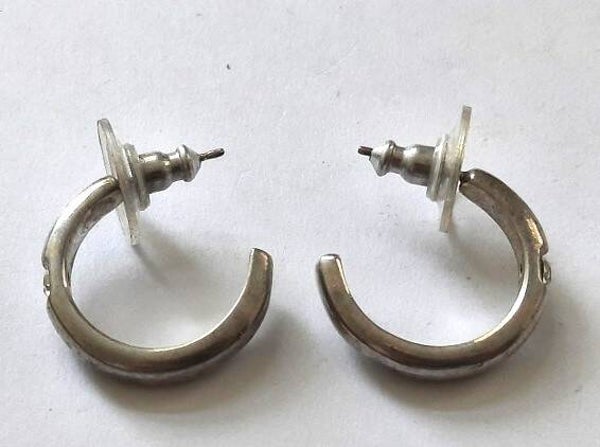 Zilverkleurige halve creolen met kristal. Tijdloos & Elegant