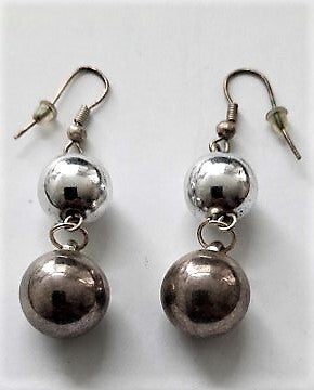 Zilverkleurige hangoorbellen met dubbele Bollen