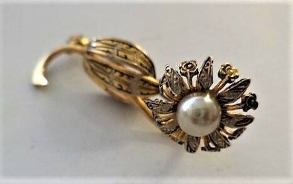 Damascener bloem broche met parel