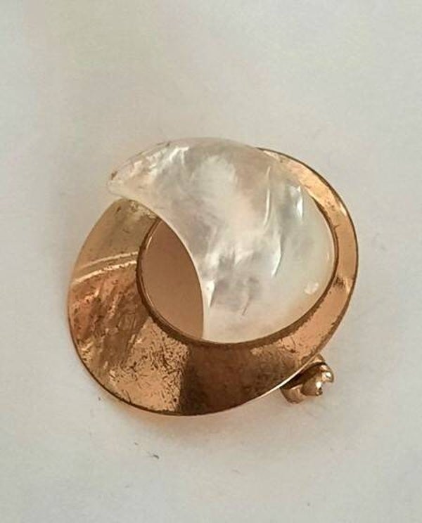 Vintage goudkleurige broche met parelmoer-look