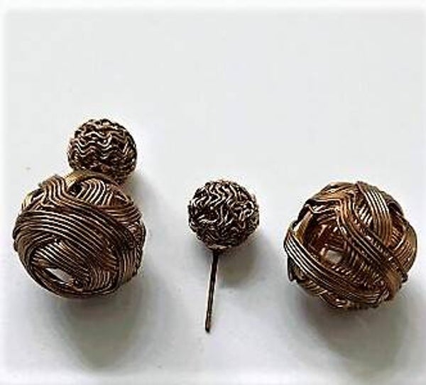 Tweezijdige oorbellen twee bolletjes van gewonden draad, stekers