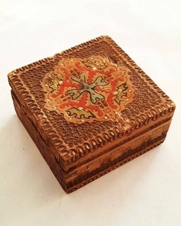 Vintage houten kistje met kerfsnijwerk en beschildering