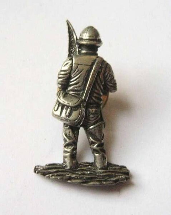 Vintage tinnen broche hengelaar, visser, T S Brown (5926-1169)