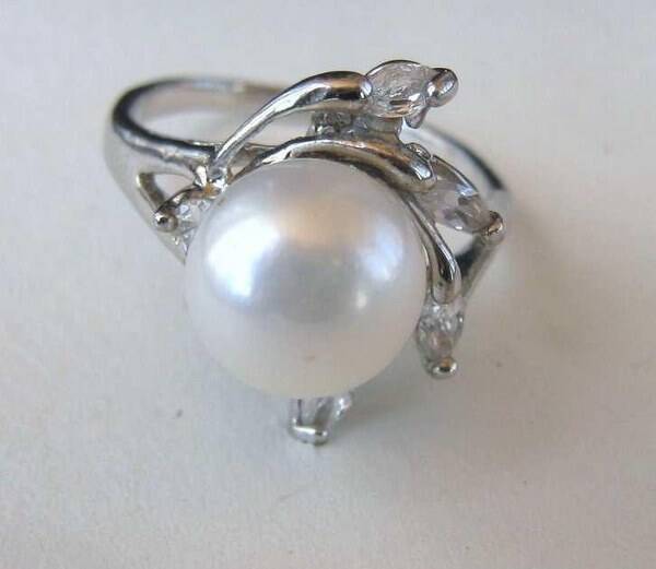 Rhodium ring met Japanse kweekparel en 4 zirkonia’s (1291-186)