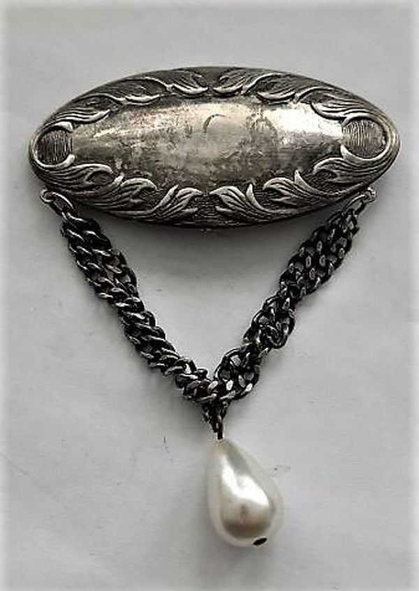 Ovale Jugendstil broche met parel aan kettinkje (145)