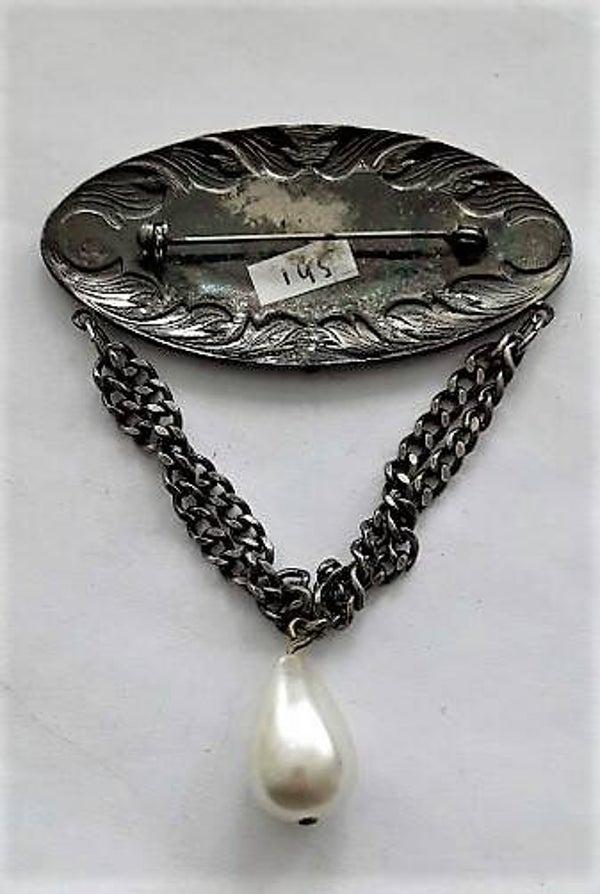 Ovale Jugendstil broche met parel aan kettinkje (145)