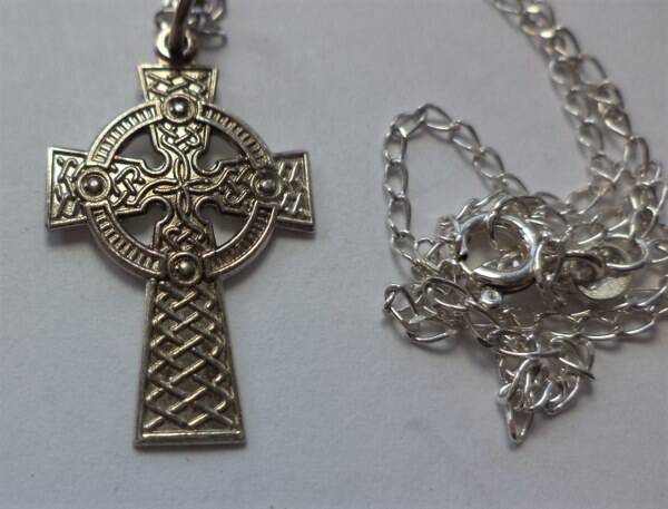Mooi zilveren Keltisch kruis met ketting (7939-157)