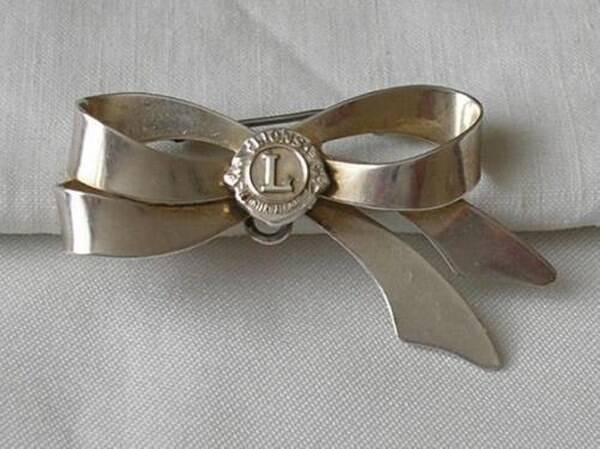 Lions International zilveren strik broche (6301-1814)