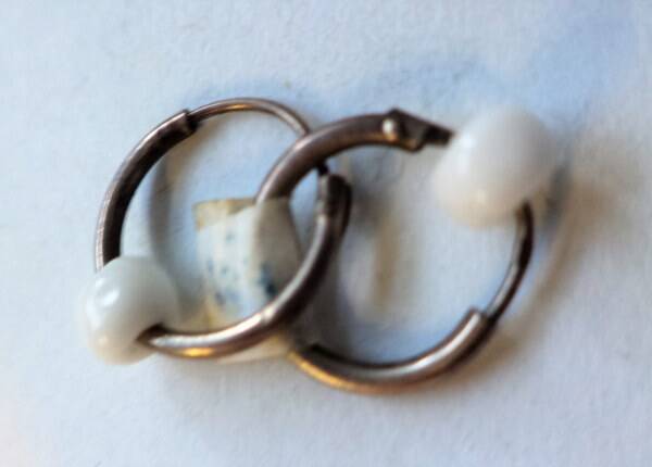 Vintage Sterling zilveren oorringen met witte kralen (184)