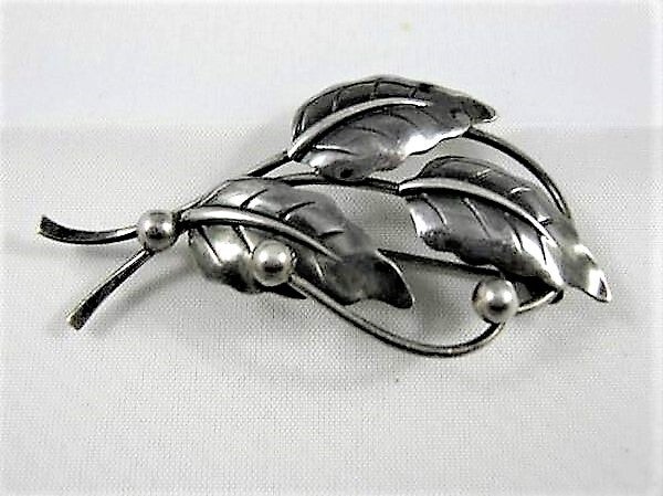 Nils Erik From DK, broche 925 zilver 3 blaadjes en besjes (6630-2089)