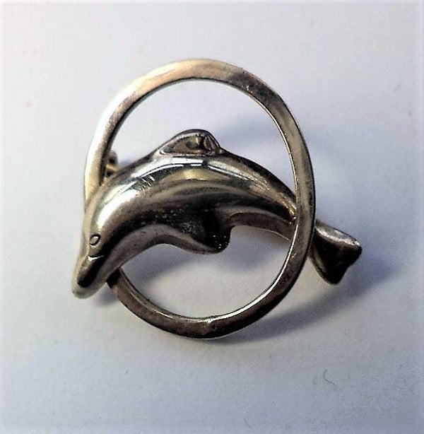 Springende Dolfijn zilveren broche. Geluksbroche (232)