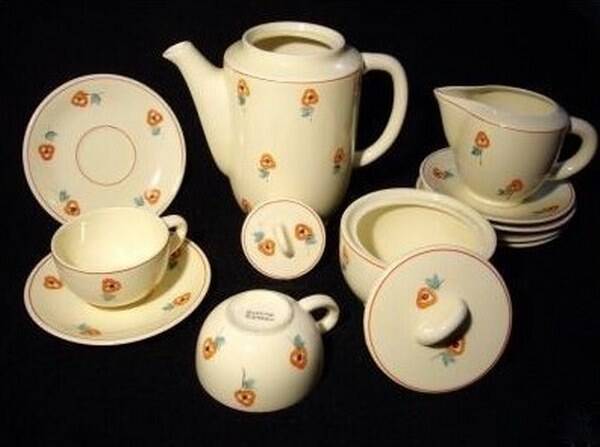Mooi vintage koffieservies zachtgeel met oranje bloemen (2348)