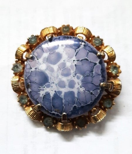 Prachtige Statement broche, goudkleurig met Paars-Witte Cabochon (2727)