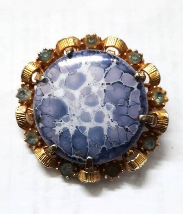 Prachtige Statement broche, goudkleurig met Paars-Witte Cabochon (2727)