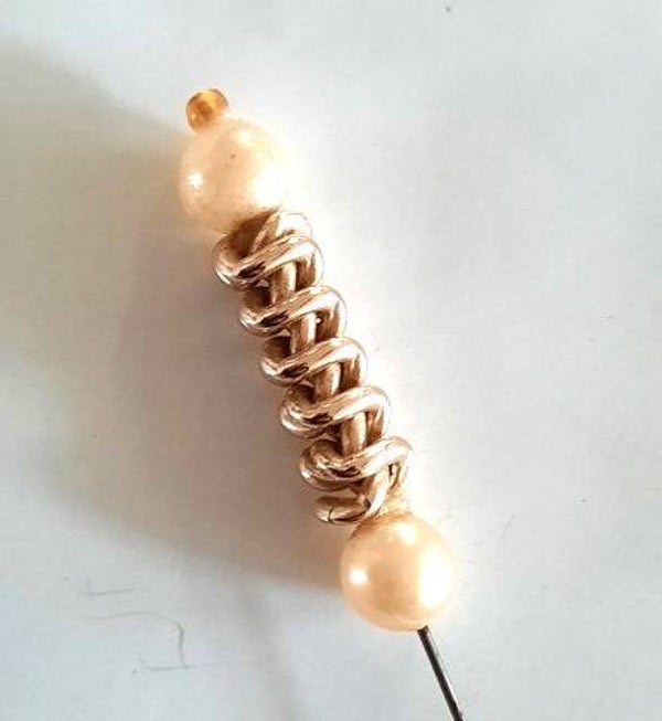 Vintage gouden hoedenspeld, spiraal en parels (29)