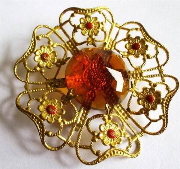 Tsjechische broche met barnsteenkleurige steen, verguld (7192-3181)