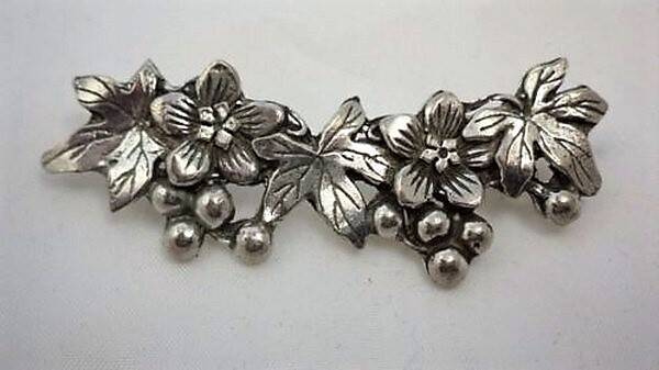 MASJ. Broche bloemen, bessen, verzilverd tin (7292-3692)