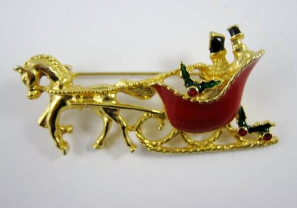 Kerst Prachtige broche Arrenslee met Paard – Verguld & Emaille  (7413-4015)