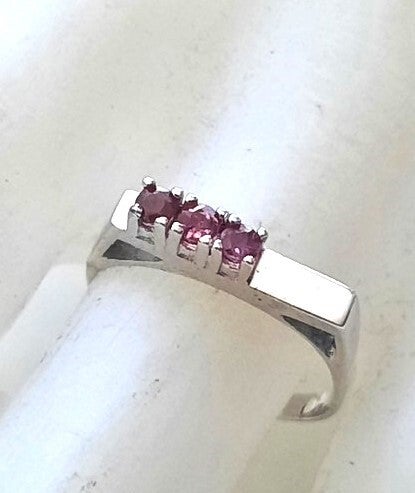 Zilveren voorzetring met 3 robijnrode zirkonia (5208-1888)