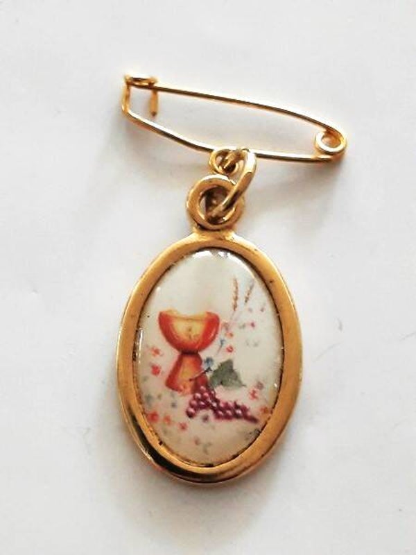 Prachtige Goudkleurige Communie broche Kelk & Druiven (5209)