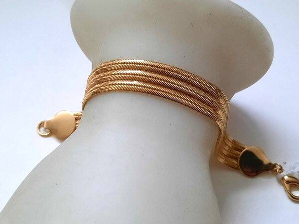 Vergulde armband met drie platte slangen strengen (5209)