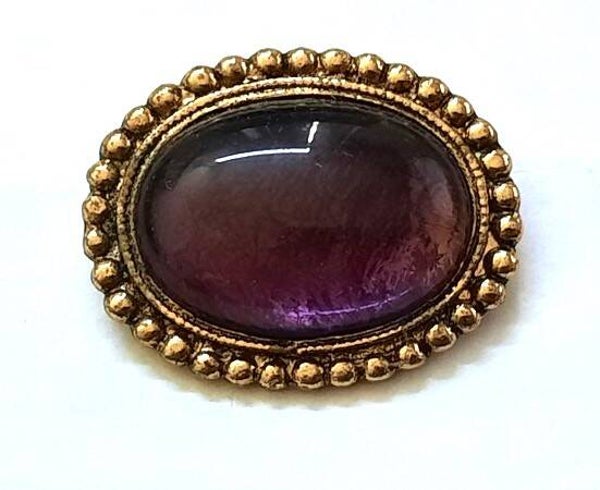 Prachtige vintage ovale broche met paarse cabochon – Goudkleurig (5229)