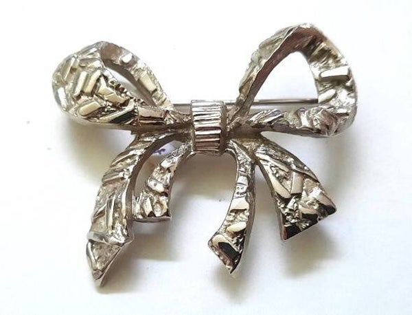 Mooie grote stevige broche zilverkleurige strik (5247)