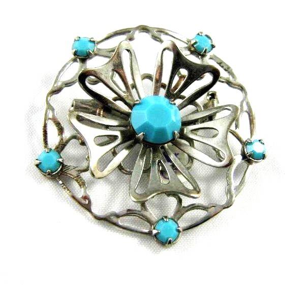 Bijzondere zilverkleurige filigrain broche blauwe facet stenen (5249-479)
