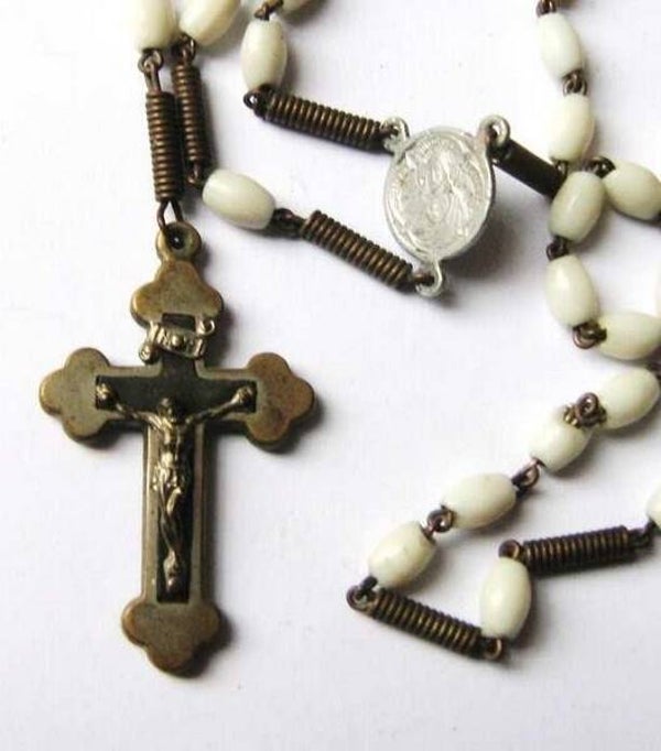 Antieke Franse Rozenkrans – Messing met Houtinleg en Spiraalschakels (5253-37)