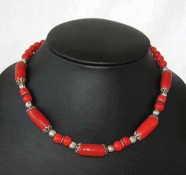 Mooi koraalrood collier met zilverkleurige metalen ornamenten (5607-208)