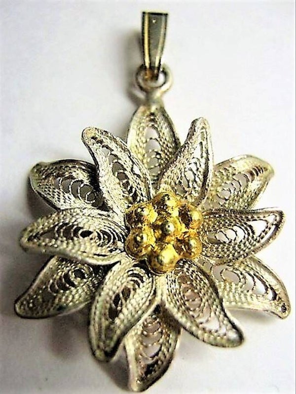 Hangertje filigraan bloem Edelweiss met verguld hartje (5630-115)