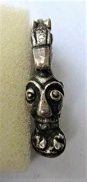 Mythsch figuur met paarden helm, antieke zilveren native broche (5917-1145)