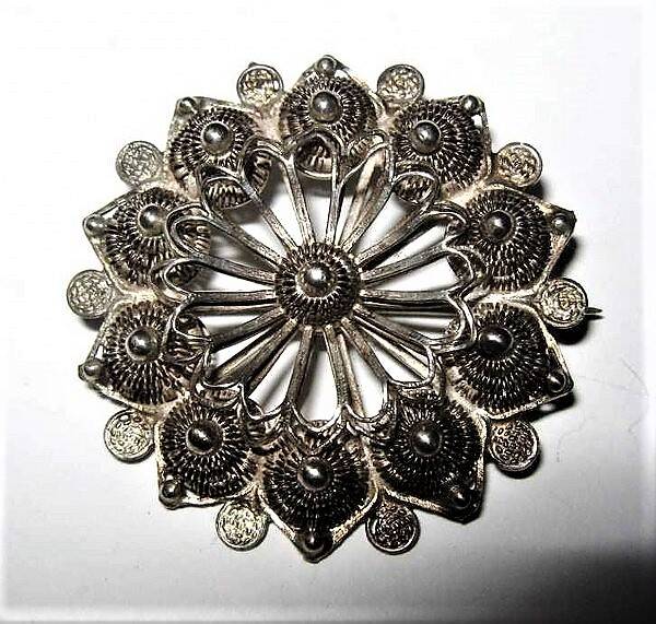 Antieke zilveren filigrain broche met "Zeeuwse knoopjes"  (5960-1797)