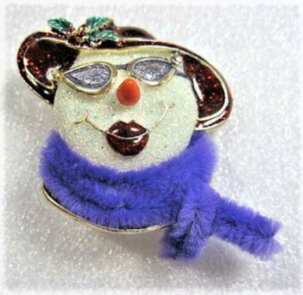 Grappige Red Hat Lady Sneeuwpop broche, met Zonnebril & Stoffen Sjaal (6122-1429)
