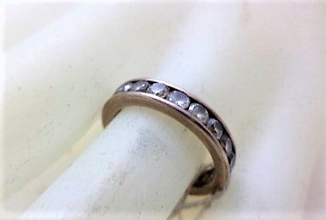 Zilveren ring met rondom heldere steentjes (6206-1274)